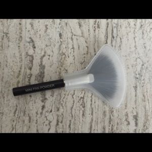 NIP Laura Mercier Mini Fan Powder Brush